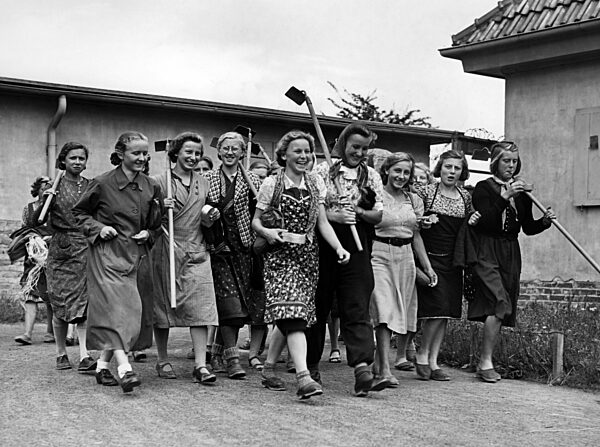Landjahrmädel auf dem Weg zur Arbeit, 1939