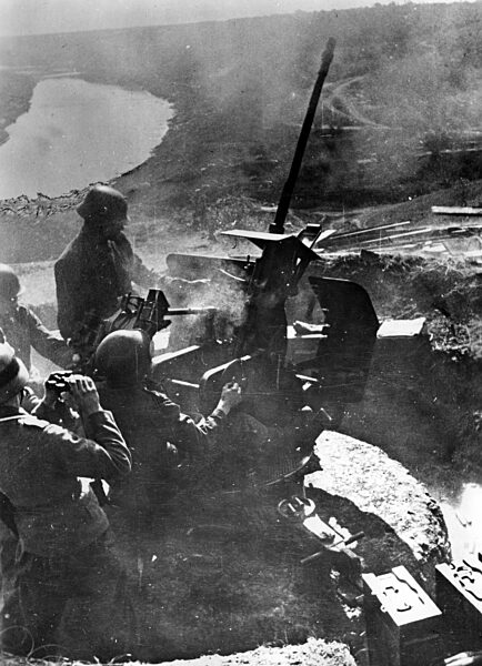 German antiarcraft-gun at the Don, 1942