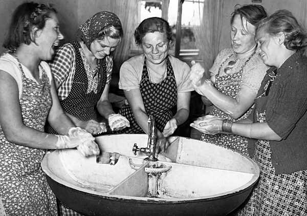 BDM-Mädel beim Landdienst, 1939