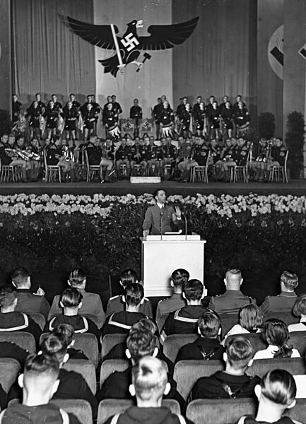 Joseph Goebbels opens the Jungfilmstunden in Berlin, 1940
