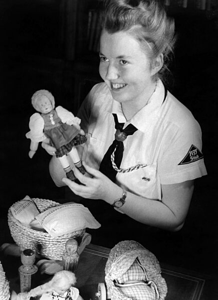 BDM-Führerin mit Puppe, 1942