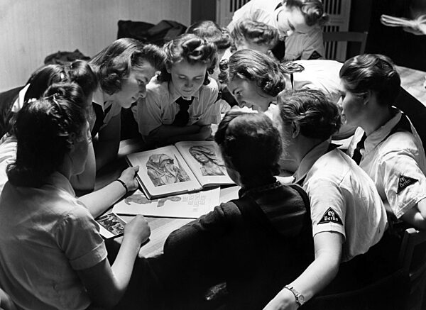 Heimabend des BDM-Werks Glaube und Schönheit, Berlin 1941