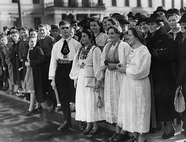 Transylvanian folk group on the Wilhelmsplatz in Berlin, 1940