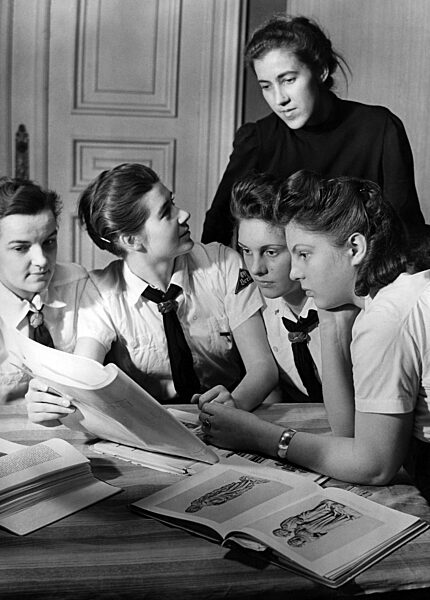 Heimabend im BDM-Werk Glaube und Schönheit, 1941