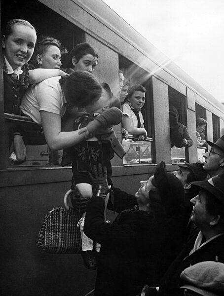 Berliner BDM fährt in den Landdienst, 1940