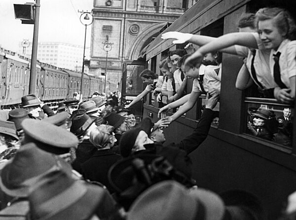 Berliner BDM fährt in den Landdienst, 1940