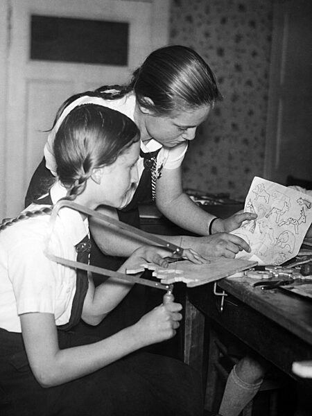 Mitglieder des BDM beim Basteln in Berlin-Charlottenburg, 1939