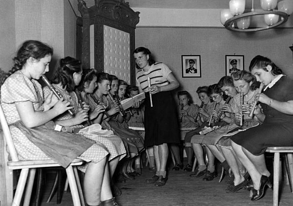 Landjahrmädels beim Musizieren, 1941
