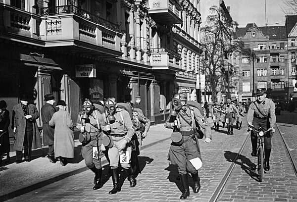 Relay race of SA with air protection mask, 1939