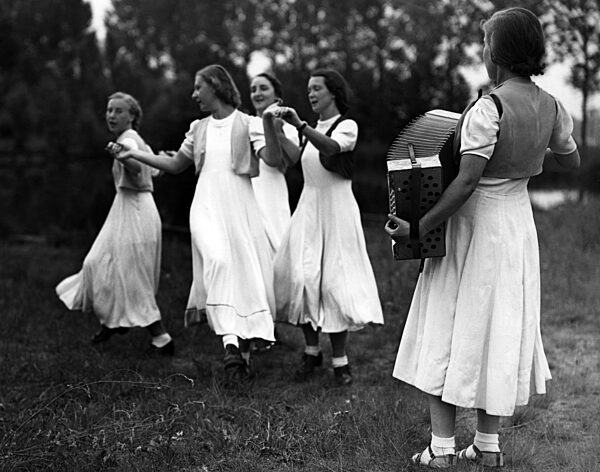 BDM-Werk Glaube und Schönheit tanzen einen "Rheinländer", 1939