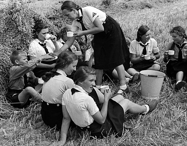Landdienstjugend bei der Getreideernte, 1939