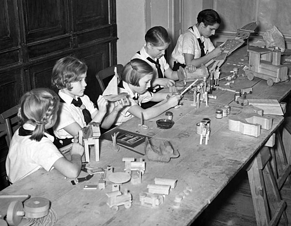 BDM bastelt Weihnachtsgeschenke, 1939
