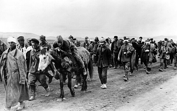 Soviet war prisoners, May 1942