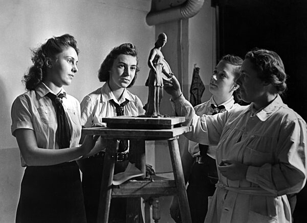 BDM-Werk Glaube und Schönheit zu Besuch bei Hanna Cauer, 1941