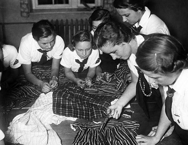 Weihnachtswerkstatt des Berliner BDM, 1938.