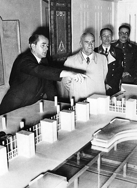 Design in Deutschland 1933–45 Graphic Design in Germany: 1890-1945 (Weimar and Now: German