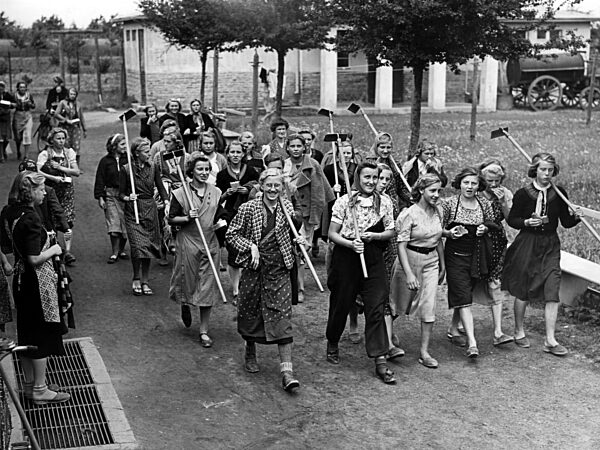 Landjahrmädel auf dem Weg zur Arbeit, 1939