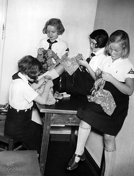 Mitglieder des BDM beim Basteln in Berlin-Charlottenburg, 1939