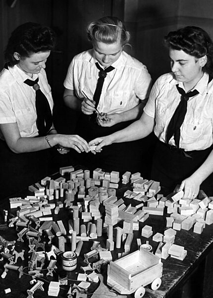 BDM-Mädels bei der Herstellung von Spielzeug, 1939