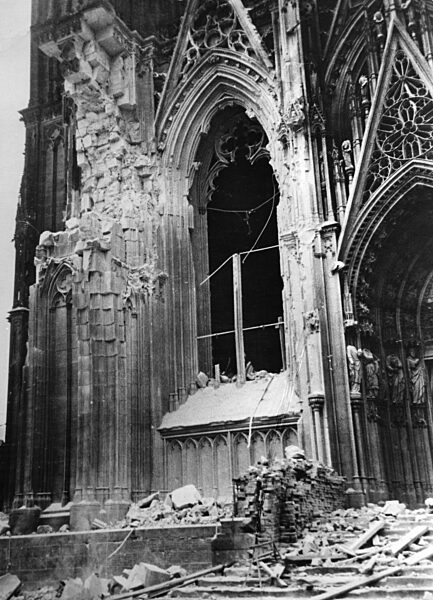 Bombenschäden am Kölner Dom, 1943