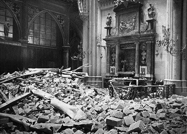 Bombenschäden am Kölner Dom, 1943