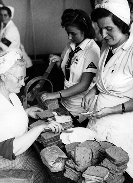 Betreuungsstelle für Bombengeschädigte, Berlin 1943