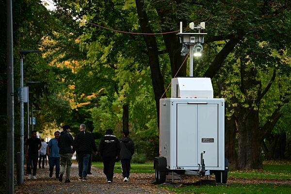 Videoüberwachung und erhöhte Polizeipräsenz im Alten Botanischen Garten in München, 2024