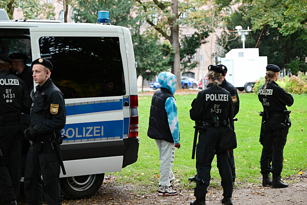 Videoüberwachung und erhöhte Polizeipräsenz im Alten Botanischen Garten in München, 2024