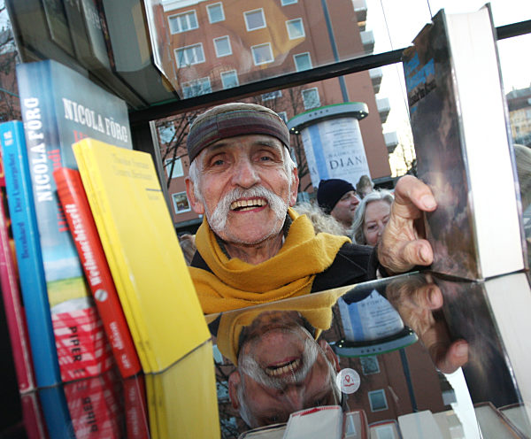 Ali Mitgutsch an einem öffentlichen Bücherschrank in München, 2013
