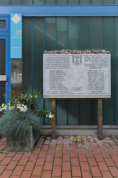 Gedenktafel für Opfer des Olympia-Attentats von 1972 im Olympischen Dorf in München, 2013