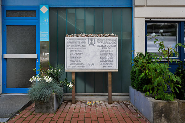 Gedenktafel für Opfer des Olympia-Attentats von 1972 im Olympischen Dorf in München, 2013