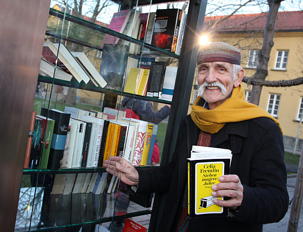 Ali Mitgutsch an einem öffentlichen Bücherschrank in München, 2013