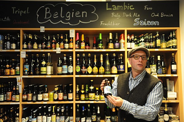 Bierprobe im Laden "Biervana" in München, 2015