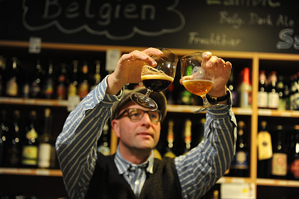 Bierprobe im Laden "Biervana" in München, 2015