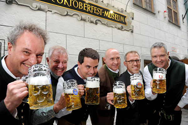 Brauer bei der Wiesnbierprobe in München, 2017