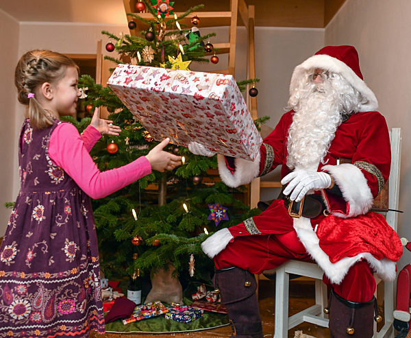 Weihnachtsmann bringt Geschenke