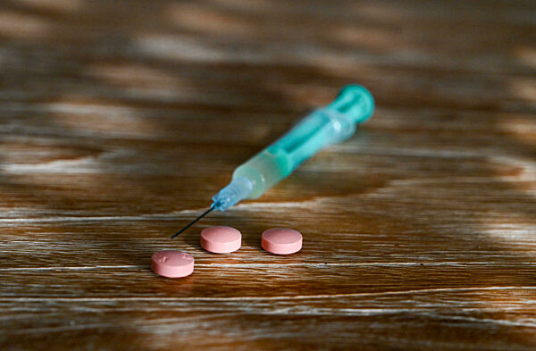 Einwegspritze und Tabletten
