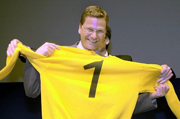 FDP-Parteitag in Düsseldorf: Guido Westerwelle mit Trikot