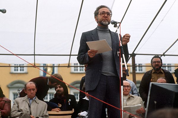 Erhard Eppler spricht auf Friedensdemonstration
