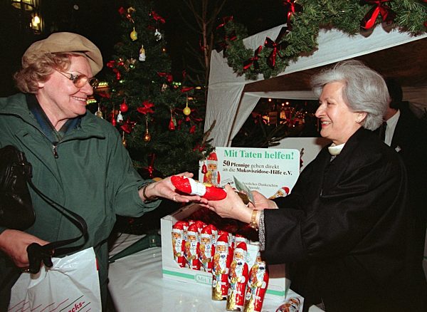 Christiane Herzog verkauft Nikoläuse auf Weihnachtsmarkt