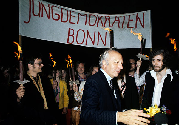 Torchlight procession of Young Democrats for Walter Scheel