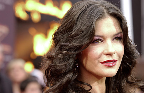 Zeta-Jones, Catherine (geb. 25.09.1969) British actress Catherine Zeta-Jones was born in Swansea on 25 September 1969. George Clooney, Sean Connery, Brad Pitt and Antonio Banderas - there is hardly a Hollywood hottie that Catherine Zeta-Jones has not played alongside. The Welsh actress ("Tempting Trap", "The Ghost Castle") won an Oscar for Best Supporting Actress in the musical film "Chicago" in 2003. And it's not just her career that is going well. In 2000, she married Michael Douglas, 25 years her senior, with whom she has two children.