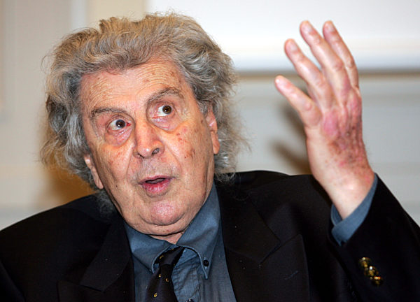 Theodorakis, Mikis (29.07.1925 - 02.09.2021) Mikis Theodorakis (29. Juli 1925 - 2. September 2021,   griechischer Komponist, Dirigent aber auch Widerstandskämpfer und Politiker. Weltbekannt  wurde er Anfang der 60er Jahre mit der Filmmusik für "Alexis Zorbas".  In Griechenland gilt er durch seine Musik und sein politisches Engagement als "Stimme des Volkes". Auch in hohem Alter kämpft er gegen anmaßende Autorität und Unrecht,  zuletzt gegen die Sparmaßnahmen der griechischen Regierung.