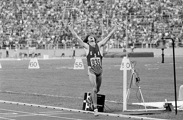 Diese Promis & Royals sind Ex-Olympioniken (Archiv) Sie haben Karrieren im Showbusiness, sind die Lieblinge aller Royal-Fans und können sich Ex-Olympioniken nennen: Prinzessin Anne hat 1976 im Reiten einen Platz auf dem Podium verpasst. Dafür konnte sie ihrer Tochter Zara bei den Olympischen Spielen 2012 in London die Silbermedaille überreichen. Caitlynn Jenner gewann 1976 noch als Bruce Gold im Zehnkampf. Und Bud Spencer ging sowohl als Schwimmer als auch im Wasserball an den Start. Auch Fürstin Charlène von Monaco oder Schauspieler wie Johnny Weissmüller haben sich den Traum von Olympia erfüllt. Ebenso die Tochter von Bruce Springsteen: Jessica ist als Springreiterin in Tokio dabei.