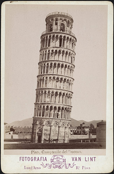 Die historische Fotografie aus der Zeit um 1868 zeigt den schiefen Turm von...