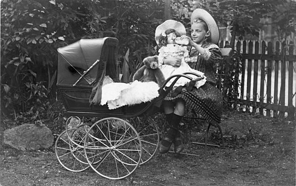 Kaiserzeit - Spielen mit Puppe um 1900