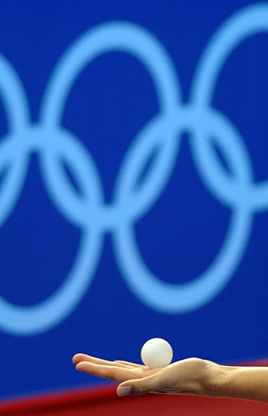 Der Ball auf der Hand zum Aufschlag - aufgenommen am 13.08...