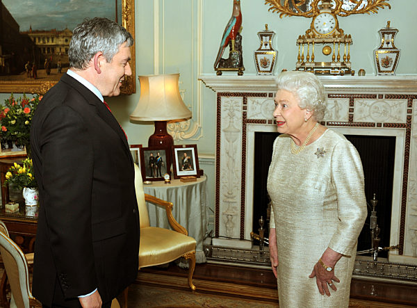 Königin Elizabeth II. empfängt scheidenden Premier Gordon Brown