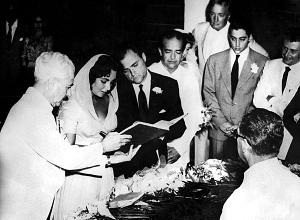 Elizabeth Taylor marries Producer Mike T