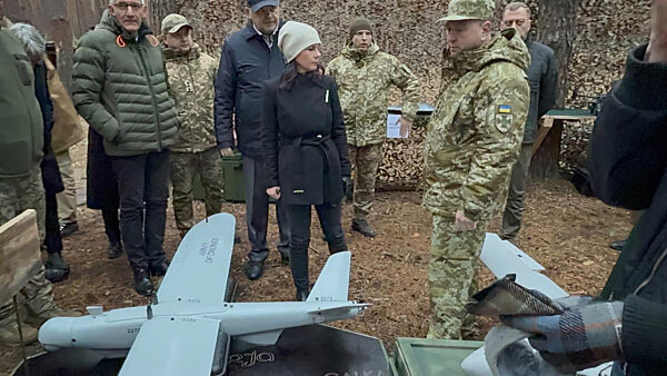 Ukraine war - Baerbock with Ukrainian border guards